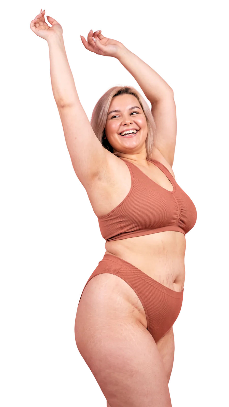 Mulher sorrindo com os braços para o alto, de top e calcinha
